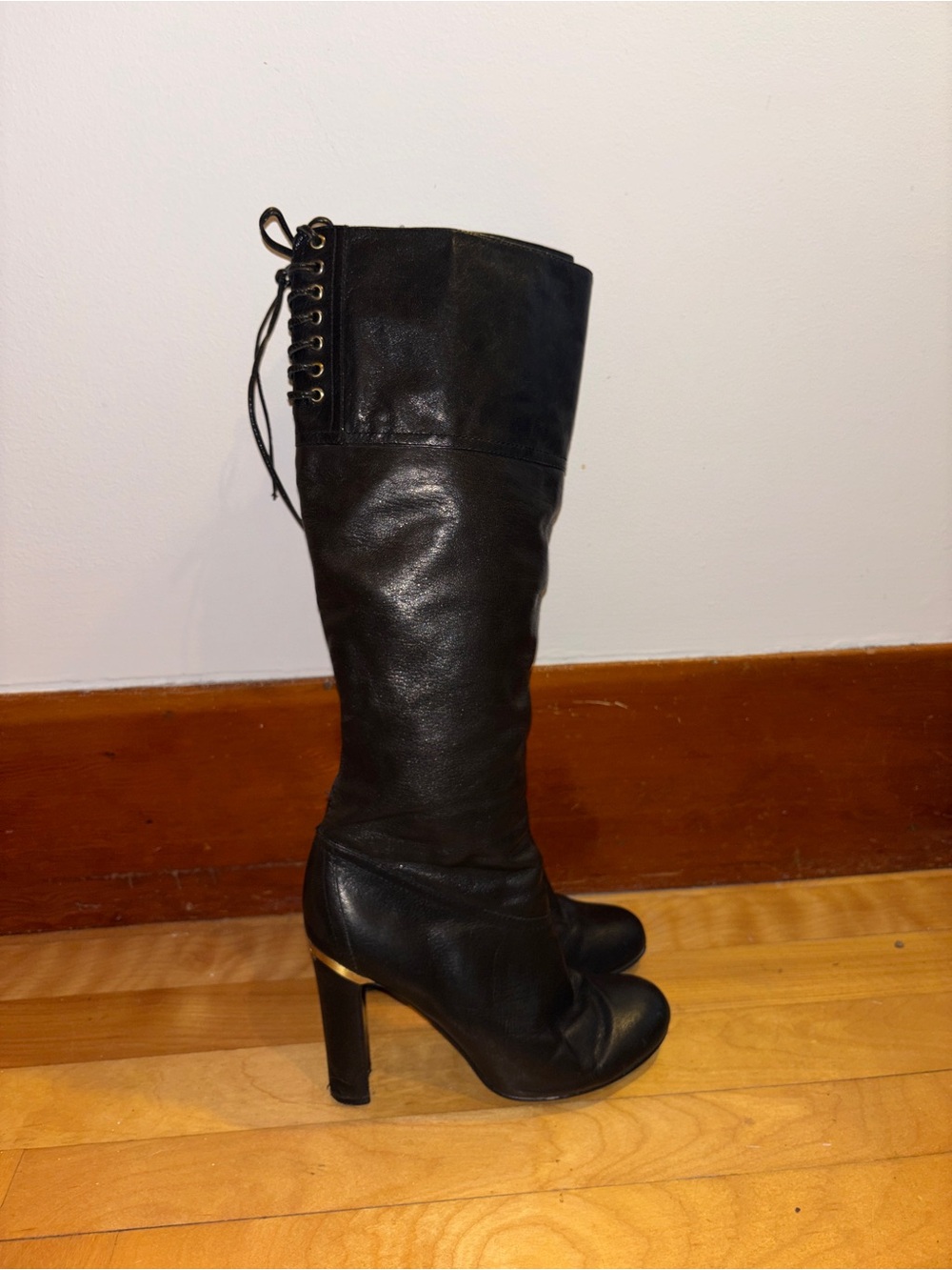Vintage GUESS Black Knee-High Heeled Boots – Y2K Gold Hardware – Size 7